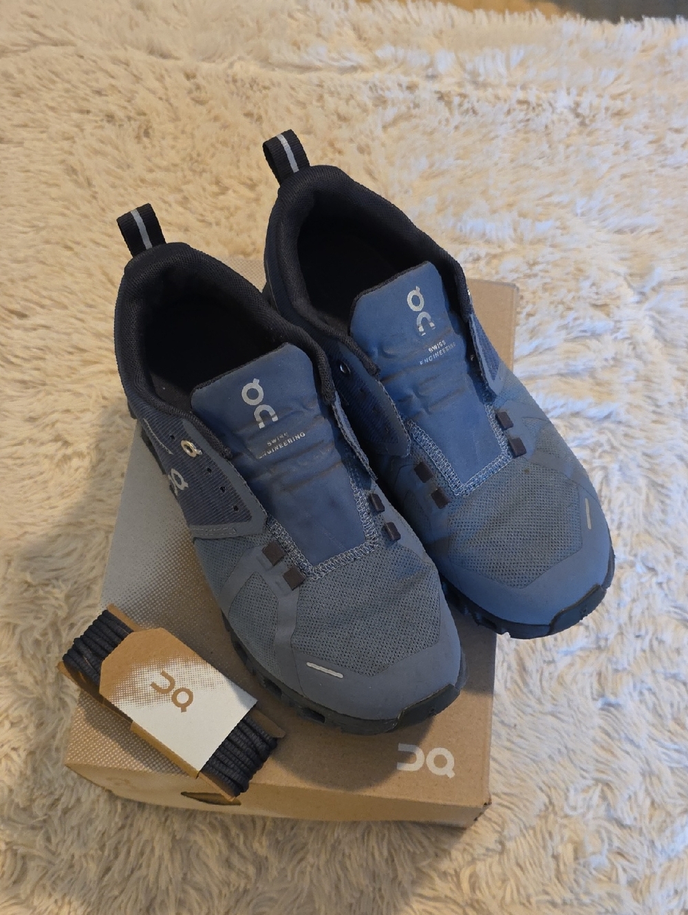 On Running Cloud 5 Waterproof Sneakers in Metal/Navy Size 7.5 Women